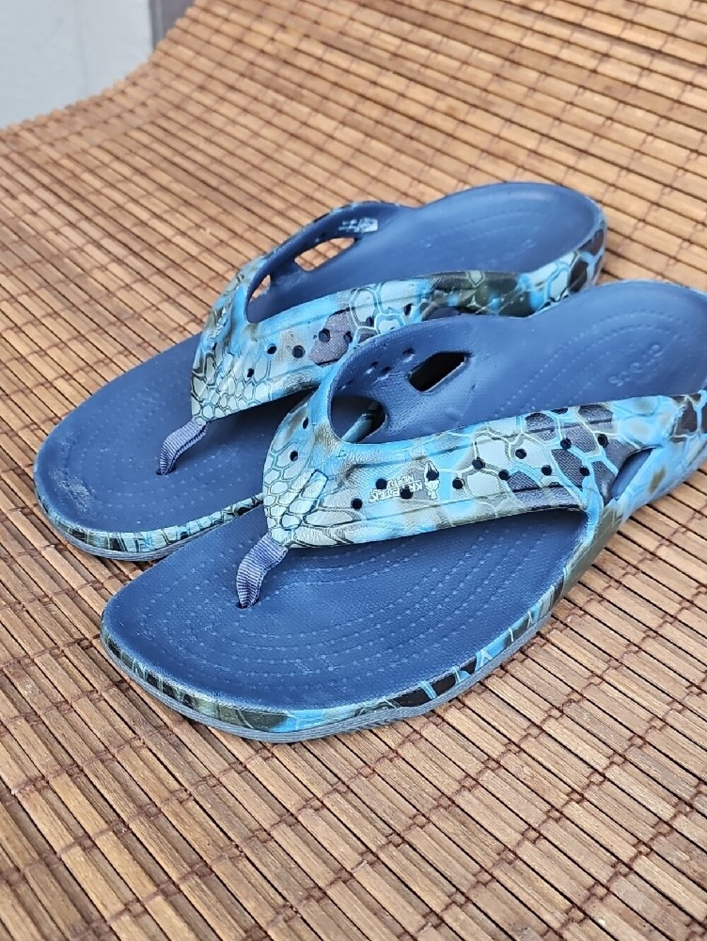 CROCS Men's Blue Patterned Flip-Flops Sandal Breathable Aqua Accents AJ - Picture 2 of 11